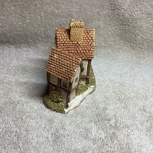 1985 David Winter Cottage Apothecary's Shop